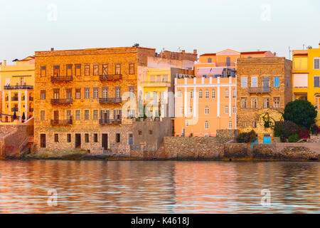 Ermoupolis in Syros Island con Vaporia area e case tradizionali al tramonto o la mattina presto prima dell'alba o al tramonto, Grecia Foto Stock