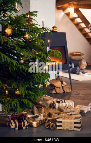 Albero di natale con presenta ancora vita natale Foto Stock