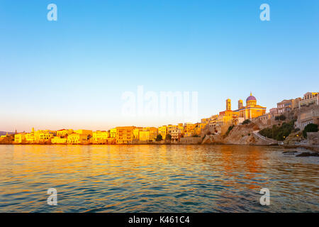 Ermoupolis in Syros Island con Vaporia area e case tradizionali al tramonto o la mattina presto prima dell'alba o al tramonto, Grecia Foto Stock