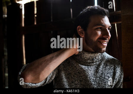 Granaio, uomo con maglia pullover, sorriso, ritratto, Foto Stock