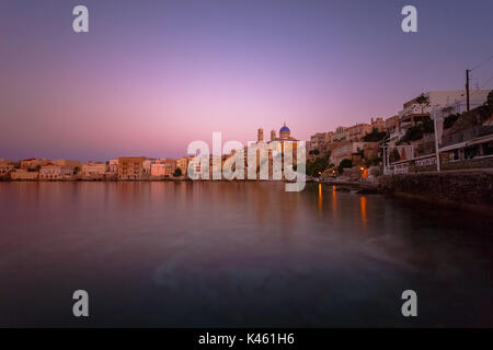 Ermoupolis in Syros Island con Vaporia area e case tradizionali al tramonto o la mattina presto prima dell'alba o al tramonto, Grecia Foto Stock