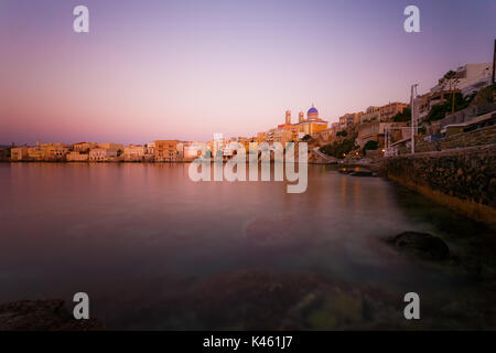 Ermoupolis in Syros Island con Vaporia area e case tradizionali al tramonto o la mattina presto prima dell'alba o al tramonto, Grecia Foto Stock