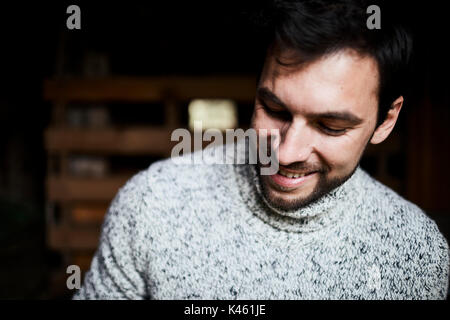 Granaio, uomo con maglia pullover, allegro, ritratto, Foto Stock