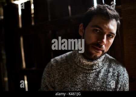 Granaio, uomo con maglia pullover, guardando la telecamera, ritratto, Foto Stock