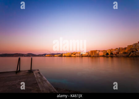 Ermoupolis in Syros Island con Vaporia area e case tradizionali al tramonto o la mattina presto prima dell'alba o al tramonto, Grecia Foto Stock