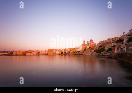 Ermoupolis in Syros Island con Vaporia area e case tradizionali al tramonto o la mattina presto prima dell'alba o al tramonto, Grecia Foto Stock