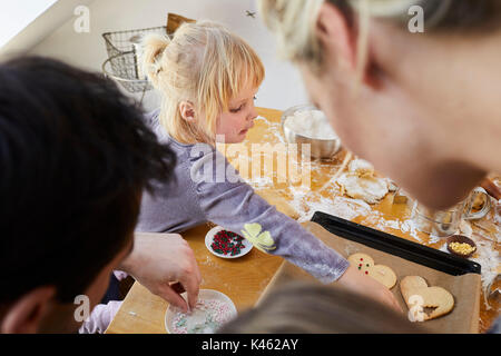 Famiglia la cottura biscotti di Natale, dettaglio Foto Stock