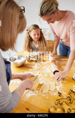 Nonna, madre e figlia piccola cottura biscotti di Natale, Foto Stock