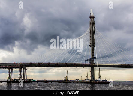 Ponte e autostrada costruzione oltre il fiume Neva e golfo Foto Stock