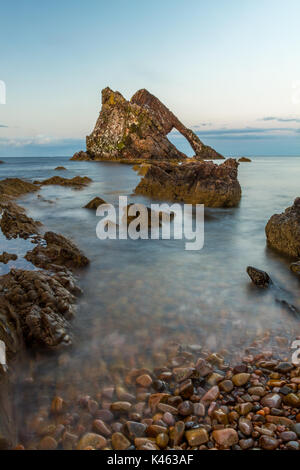 Bow Fiddle Rock mare arch a Portknockie, Scotland, Regno Unito al tramonto Foto Stock