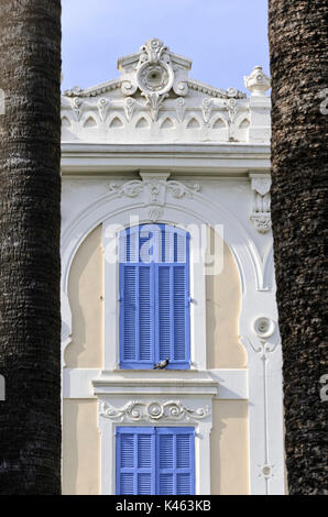 Casa con persiane blu, Cannes, Francia Foto Stock