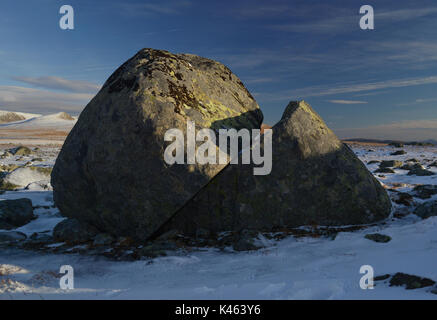 Un grosso masso che la natura ha diviso in due. Da Jotunheimen in Norvegia. Foto Stock