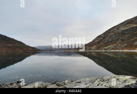 Lago Bygdin con Bygdisheim in background. Da Jotunheimen Norvegia Foto Stock