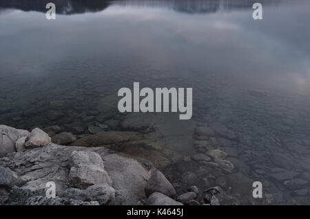 Rocce visto attraverso acqua a lago Bygdin in Jotunheimen, Norvegia. Foto Stock