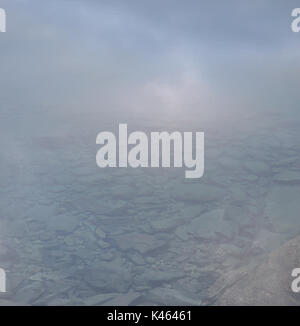 Rocce visto attraverso l acqua Foto Stock