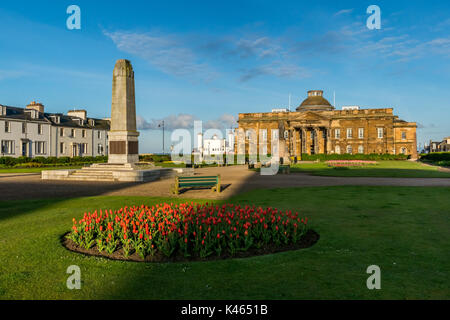 , Ayr Ayrshire, in Scozia, 22 aprile 2017. I tulipani in fiore e il memoriale di guerra nei giardini di fronte a Ayr Sherrif corte. Foto Stock