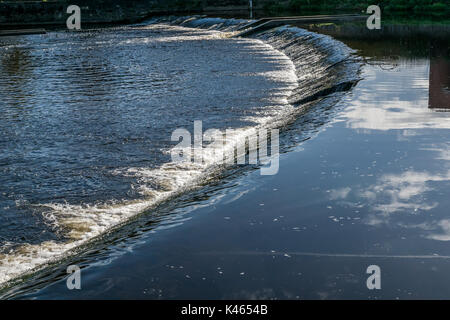 L'acqua scorre su uno stramazzo di Ayr. Foto Stock