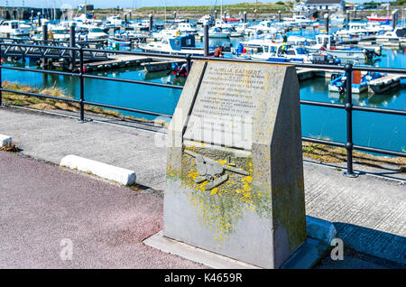 Monumento di pietra ad Amelia Earhart in Burry Port Harbour, Galles del Sud Foto Stock
