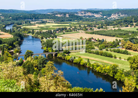 Vista da Domme del fiume Dordogna e valle, Nouvelle Aquitaine, Francia. Foto Stock