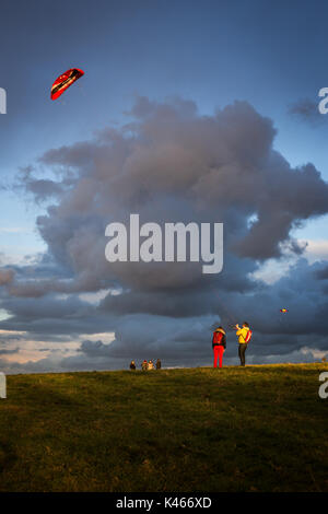 Due londinesi volare i loro kite su un ventoso, tempestosa, giornata di sole su Hampstead Heath Foto Stock