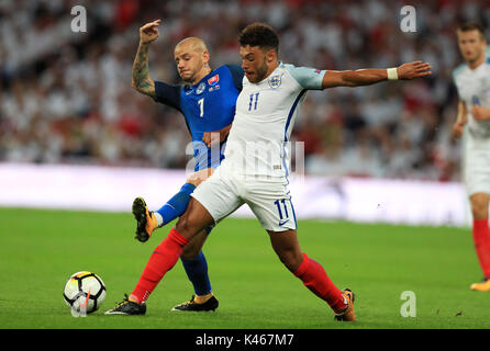 La Slovacchia di Vladimir Weiss (sinistra) e l'Inghilterra del Alex Oxlade-Chamberlain battaglia per la sfera durante il 2018 FIFA World Cup qualifica, Gruppo F corrisponde allo stadio di Wembley, Londra. Foto Stock