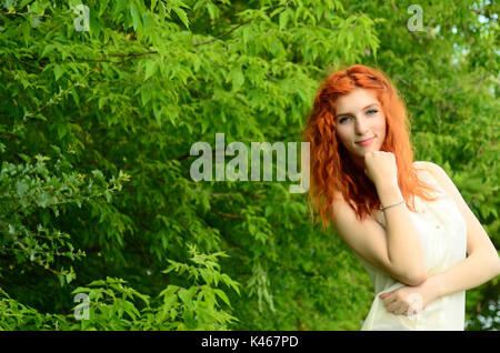 Una giovane bella ragazza di minerale dell'aspetto caucasica si diverte con ananas. Luogo di testo.Vegan, il vegetarianismo, uno stile di vita sano, positivo Foto Stock