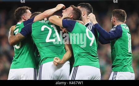 In Irlanda del Nord la Jonny Evans (centro) celebra il suo punteggio lato del primo obiettivo durante il 2018 FIFA World Cup qualifica, gruppo C corrispondono al Windsor Park di Belfast. Foto Stock