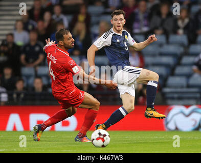 Malta Steve Borg (sinistra) e della Scozia Andrew Robertson in azione durante il 2018 FIFA World Cup qualifica, Gruppo F corrisponde all'Hampden Park, Glasgow. Foto Stock