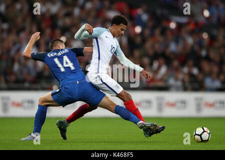 La Slovacchia di Milano affronta Skriniar Inghilterra del dele Alli, per il quale ha ricevuto un cartellino giallo durante il 2018 FIFA World Cup qualifica, Gruppo F corrisponde allo stadio di Wembley, Londra. Foto Stock