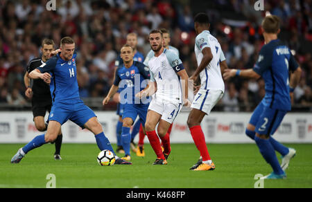 L'Inghilterra del Giordano Henderson (centro) in azione durante il 2018 FIFA World Cup qualifica, Gruppo F corrisponde allo stadio di Wembley, Londra. Foto Stock