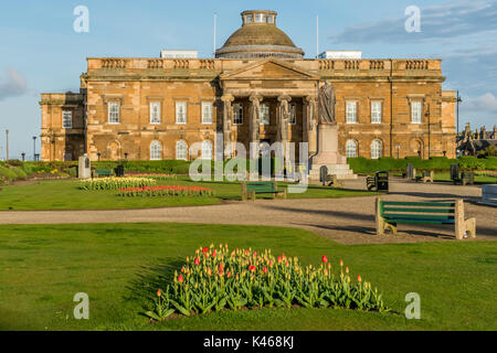 , Ayr Ayrshire, in Scozia, 22 aprile 2017. I tulipani in fiore nei giardini di fronte a Ayr Sherrif corte. Foto Stock