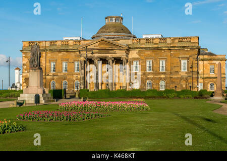 , Ayr Ayrshire, in Scozia, 22 aprile 2017. I tulipani in fiore nei giardini di fronte a Ayr Sherrif corte. Foto Stock