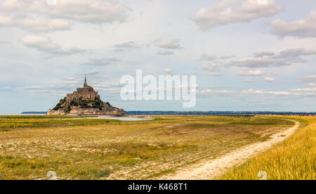 Vista del sentiero che conduce alla famosa abbazia di Mont St Michel in Normandia nel nord della Francia. Foto Stock