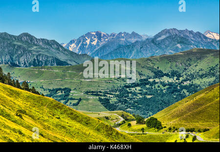 Bel paesaggio di montagne dei Pirenei. In distanza vi è il Col de Val Louron Azet e il punto di vista è sul Col de Peyresourde. Foto Stock