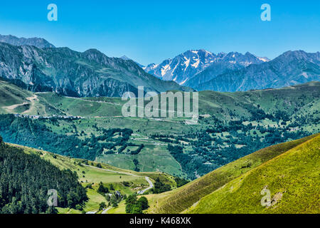 Bel paesaggio di montagne dei Pirenei. In distanza vi è il Col de Val Louron Azet e il punto di vista è sul Col de Peyresourde. Foto Stock