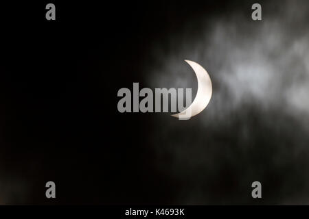 Parziale eclissi solare sotto il cielo nuvoloso. Flagstaff, in Arizona Agosto 21, 2017 Foto Stock