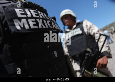 La manodopera de soldados de el ejercito mexicano en la sierra de Sonora Messico duranti la guerra contra los carteles de la droga . Militari sradicate e bruciato 16 tonnellate di cannabis trovata nel Rancho San Jose vicino alla città di Sonora Mex Huachineras. onu soldado de el ejercito mexicano vigila platio onu de Mariguana encontrado en la sierra de Sonora Messico... radio operador informa al cuartel militar el inicio de la operacio de destruccion de la droga... onu militar observa duranti la noche como arden 16 toneladas de Mariguana que fueron destruidas ... duranti la noche 16 toneladas de Mariguan Foto Stock