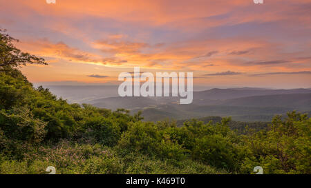 Colorato tramonto sulle colline e foreste del Parco Nazionale di Shenandoah Foto Stock