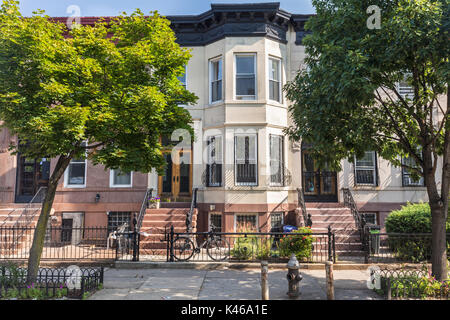 Una fila di multi-mattoni colorati edifici appartamento su st. john posto in Crown heights quartiere di Brooklyn, new york Foto Stock