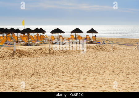 Ombrelloni e sdraio in spiaggia ad Agadir. Il Marocco Foto Stock