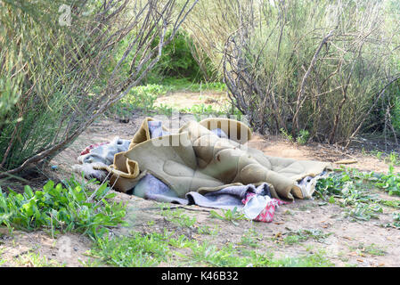 Posto per dormire per i poveri disoccupati nelle boccole. Agadir. Il Marocco Foto Stock