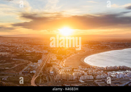 Vista della lunga e ampia spiaggia di Agadir città di sunrise, Marocco. Foto Stock