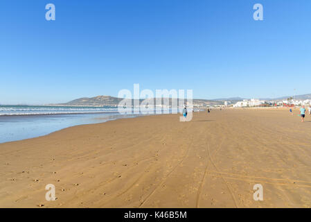 Agadir. Marocco - Dicembre 23, 2016: lunga e ampia spiaggia nella città di Agadir, Marocco. La collina reca la scritta in arabo: "Dio, Paese, King' Foto Stock