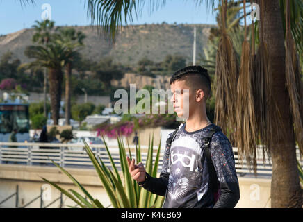 Agadir. Marocco - Dicembre 23, 2016: ragazzo marocchino è fotografato su strada Foto Stock