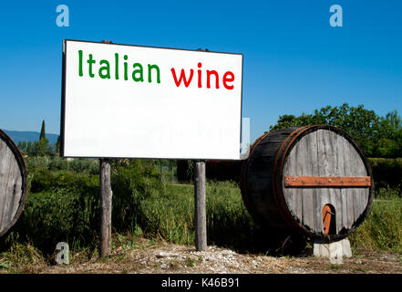 Tradizionale botte di legno con un cartellone che pubblicizza la vendita di vino nella campagna italiana Foto Stock