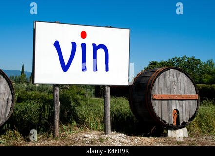 Tradizionale botte di legno con un cartellone che pubblicizza la vendita di vino nella campagna francese Foto Stock