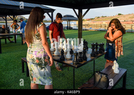 I giovani di concentrare su un esterno di gioco di scacchi presso il lago di Las Vegas, Nevada Foto Stock