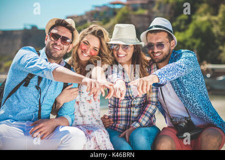 Gruppo di amici facendo ritratti divertenti per esterno Foto Stock