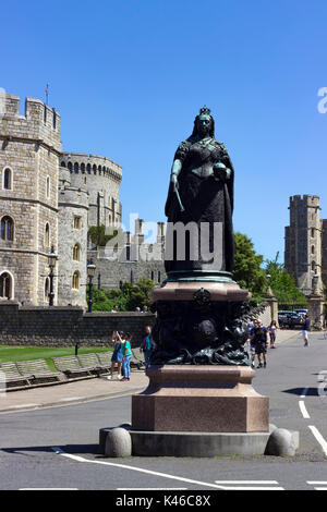 Windsor, Regno Unito - 26 Maggio 2017: la statua della regina Vittoria di fronte al Castello di Windsor in una giornata di sole. Foto Stock