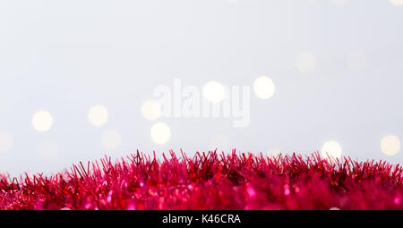 Red orpelli natalizi con spazio copia sfocata sfondo bokeh di fondo Foto Stock